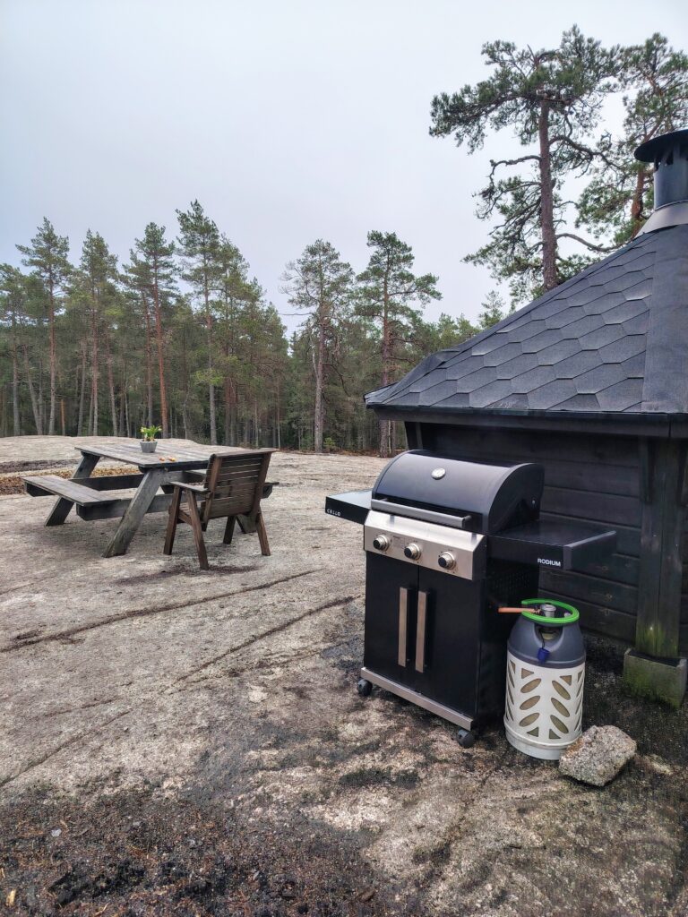 Paimion koirametsässä on kaasugrilli kesäisin.